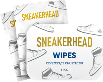 Sneakerhead Wipes: trzy białe saszetki z chusteczkami czyszczącymi do butów, logo i rysunkami sneakersów.
