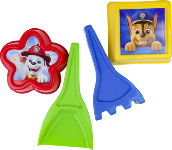 Zestaw Paw Patrol do piasku: czerwona foremka Marshall, żółta foremka Chase, zielona łopatka, niebieskie grabki na czarnym tle.