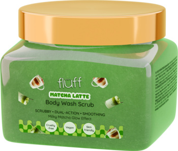 Fluff Matcha Latte Body Wash Scrub w kwadratowym zielonym słoiku z pomarańczową nakrętką, widok z przodu.