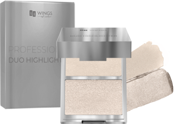 Srebrny kompakt Wings of Color Duo Highlighter, otwarty, z dwoma beżowymi pudrami; obok pudełko i swatch.