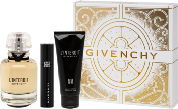 Zestaw Givenchy L'Interdit: butelka perfum, balsam do ciała i czarna pomadka, przed białym pudełkiem ze złotymi zdobieniami.