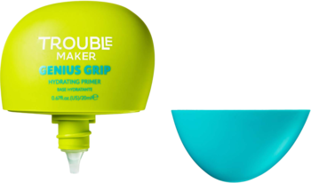 Nawilżająca baza Trouble Maker Genius Grip, limonkowy flakon z pompką i turkusowa miseczka, widok z przodu.