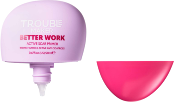 Lawendowa baza Trouble Maker Better Work Active Scar Primer, z różową odkręconą nakrętką obok, do wygładzania skóry.
