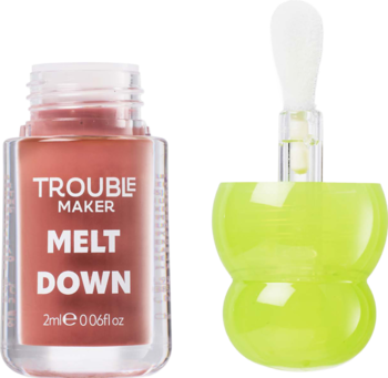 Zbliżenie: Olejek do ust Trouble Maker Melt Down Slip n Slide Nude. Przezroczysta butelka, limonkowy aplikator z miękką końcówką.
