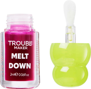 Olejek do ust Trouble Maker Melt Down (różowy płyn), z zielonym aplikatorem i puszystą białą końcówką.