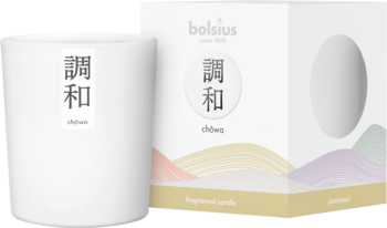 Biała świeca zapachowa Chowa z japońskim napisem, obok eleganckiego opakowania Bolsius z pastelowymi falami.