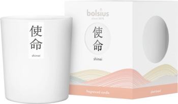Bolsius Świeca zapachowa Shimei, biała, w słoiku, obok opakowania z pastelowym wzorem i japońskimi napisami. Świeży zapach.