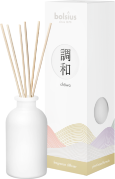 Bolsius Chowa dyfuzor zapachowy z patyczkami, biała butelka i pudełko z japońskim napisem. Widok z przodu.