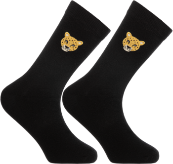 Czarne skarpetki dziecięce z haftem głowy lamparta. Para, widok z przodu, lekko pod kątem na białym tle.