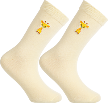 SKARPETY DZIECIĘCE kremowe, z uroczym haftem żyrafy przy ściągaczu, ułożone obok siebie, widok z przodu.