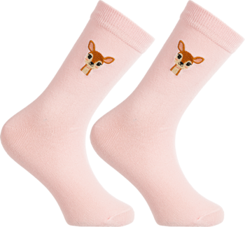 Para różowych dziecięcych skarpet z haftowanym wizerunkiem jelonka na cholewce, ułożonych pod lekkim kątem.