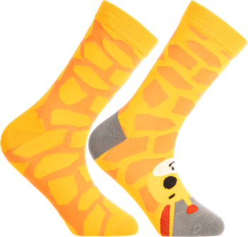 Para żółtych skarpetek dziecięcych z pomarańczowym wzorem żyrafy i głową żyrafy na palcach, widok z przodu.