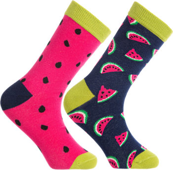 Dwie dziecięce skarpetki nie do pary: różowa w czarne kropki, granatowa w plasterki arbuza z zielonymi akcentami.