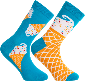 Dziecięce skarpetki nie do pary, błękitna w lody z posypką, pomarańczowa z waflowym wzorem i lodem.