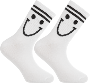 Białe skarpetki dziecięce z czarnym wzorem uśmiechniętej buźki i dwoma paskami, widok z przodu.