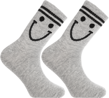 Szare dziecięce skarpety Uniwzór z czarną uśmiechniętą buźką i paskami. Miękka dzianina, para, widok z przodu.