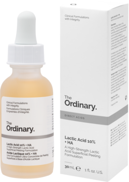 The Ordinary Lactic Acid 10% + HA, bursztynowy peeling złuszczający w butelce z zakraplaczem obok białego kartonu.