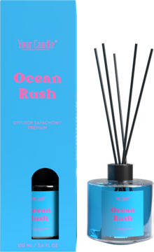 Your Candle Ocean Rush, niebieski dyfuzor z czarnymi patyczkami i płynem, obok błękitnego opakowania.