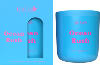 Niebieska świeca zapachowa Your Candle Ocean Rush w cylindrycznym pojemniku, obok pasujące pudełko z wycięciem.