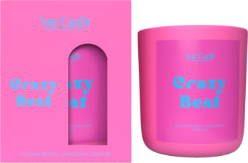 Świeca Your Candle Crazy Beat w różowym słoiku obok różowego pudełka z oknem. Niebieski napis na etykiecie i opakowaniu.