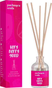 Różowy dyfuzor zapachowy Very Berry Good pachnąca szafa z patyczkami obok pasującego opakowania.