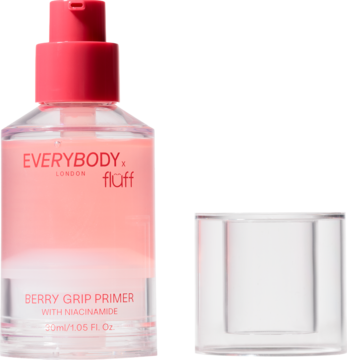 Primer Berry Grip z niacynamidem w przezroczystej butelce z różową pompką, widok z przodu, obok nakrętka.