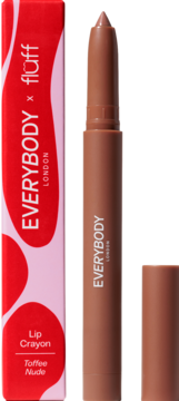 Brązowy Lip Crayon Toffee Nude EVERYBODY x fluff, obok różowo-czerwone pudełko, skuwka obok produktu.