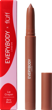 EVERYBODY x Fluff Lip Crayon Bare Blush w beżowo-różowym odcieniu, bez zatyczki, obok różowego opakowania.