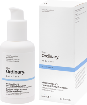 The Ordinary Body Care, Emulsja Niacynamid 5% w białej butelce z pompką i pudełku, widok pod kątem.