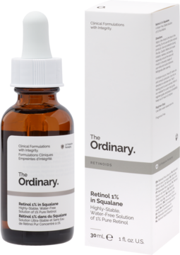 The Ordinary Retinol 1% in Squalane: bursztynowa butelka z pipetą obok białego pudełka serum.