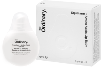 Biała butelka The Ordinary Squalane + Amino Acids Lip Balm w kształcie gruszki z kartonikiem, widok z przodu.