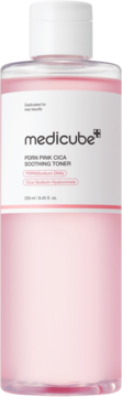 Medicube PDRN Pink Cica Soothing Toner, 250ml, przezroczysta butelka z różowym płynem, widok z przodu.