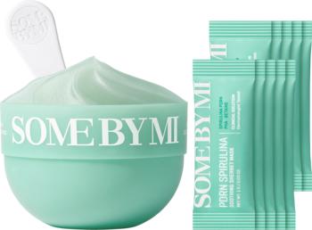 Maska SOMEBYMI Pure Spirulina w miętowej miseczce z kremem i białą szpatułką, obok miętowe saszetki.