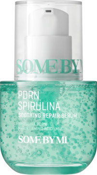 SOME BY MI PDRN Spirulina Soothing Repair Serum w przezroczystej zielonej butelce z pompką, widok z przodu.