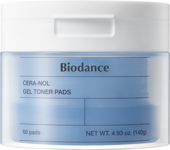 Biodance CERA-NOL GEL TONER PADS, 60 sztuk, w białym kwadratowym pojemniku z niebieską etykietą, widok z przodu.