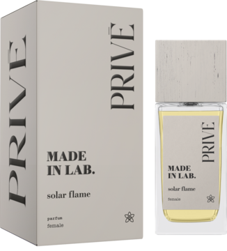 MADE IN LAB. PRIIVE solar flame perfumy damskie. Jasnoszare pudełko i butelka z żółtym płynem, pionowe logo. Widok pod kątem.