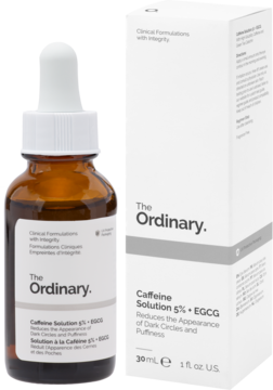 The Ordinary Caffeine Solution 5% + EGCG serum w bursztynowej butelce z zakraplaczem i białym opakowaniem kartonowym, widok pod kątem.