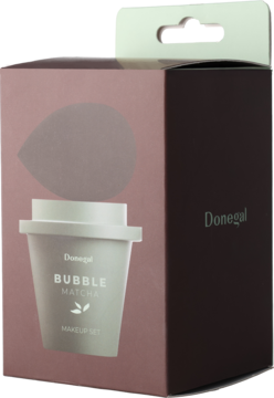 Donegal Bubble Matcha Makeup Set, pudełko pod kątem, z grafiką gąbki i etui-kubka matcha. Brązowo-różowe opakowanie.