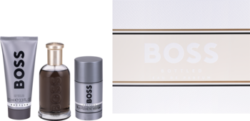 Męski zestaw Hugo Boss Bottled: ciemna butelka perfum, srebrny żel i dezodorant, obok jasne pudełko.
