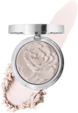 Otwarty puder Tuli Labs Luminous w kamieniu, bladoróżowy, z wzorem róży, otoczony rozsypanym pudrem.