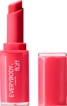 Pomadka Everybody London x Fluff Strawberry Kiss, otwarta, z wysuniętym sztyftem w koralowym odcieniu, obok nakrętka.