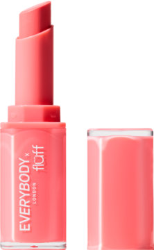 Otwarta koralowa pomadka powiększająca Everybody London, z ukośną końcówką i brandingiem, widok z bliska.