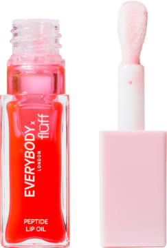 Peptydowy olejek do ust EVERYBODY x floff LONDON, czerwony w otwartej butelce, obok różowy aplikator.