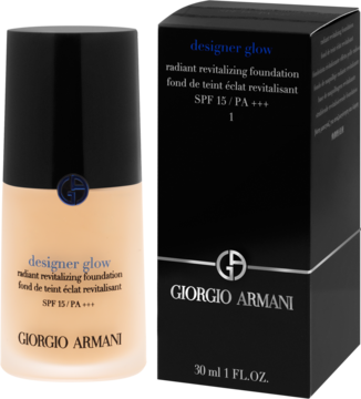 Giorgio Armani Designer Glow, rozświetlający podkład. Matowa butelka i czarny kartonik z niebieskim napisem.