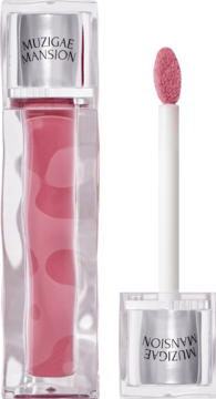 Błyszczyk Muzigae Mansion Icy Glow Bloom, różowy, z puszystym aplikatorem obok zamkniętej butelki. Szkliste, pionowe.