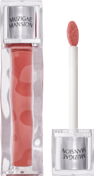 Błyszczyk Muzigae Mansion Icy Glow Better w przezroczystej butelce i aplikator z brzoskwiniowym odcieniem.