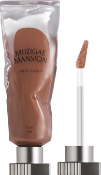 Muzigae Mansion Objet Liquid matowy tint do ust Pride 015, beżowo-brązowa tubka i aplikator.