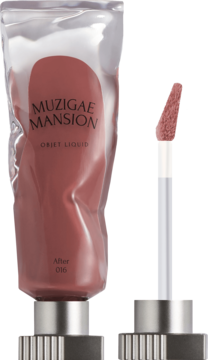 Matowy tint Muzigae Mansion Objet Liquid After 016 w stojącej saszetce, z aplikatorem barwy brudnego różu.