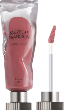Muzigae Mansion Objet Liquid, matowy tint do ust Lavish 019, w różowej marszczonej tubce, widok z przodu.
