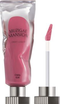 Podwójne ujęcie różowego, matowego tintu Muzigae Mansion Oddy 026: zamknięta tubka i aplikator.